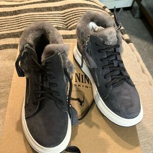 NWT size 6 gray bootie boot sneaker sheepskin interior